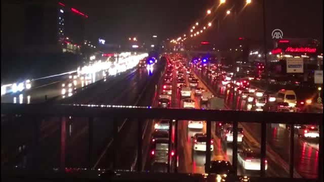Haramidere Metrobüs Durağında Kaza (2)