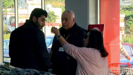 انفجر رواد المتجر في هذا الشباب بعد اعتراضه على التفتيش !