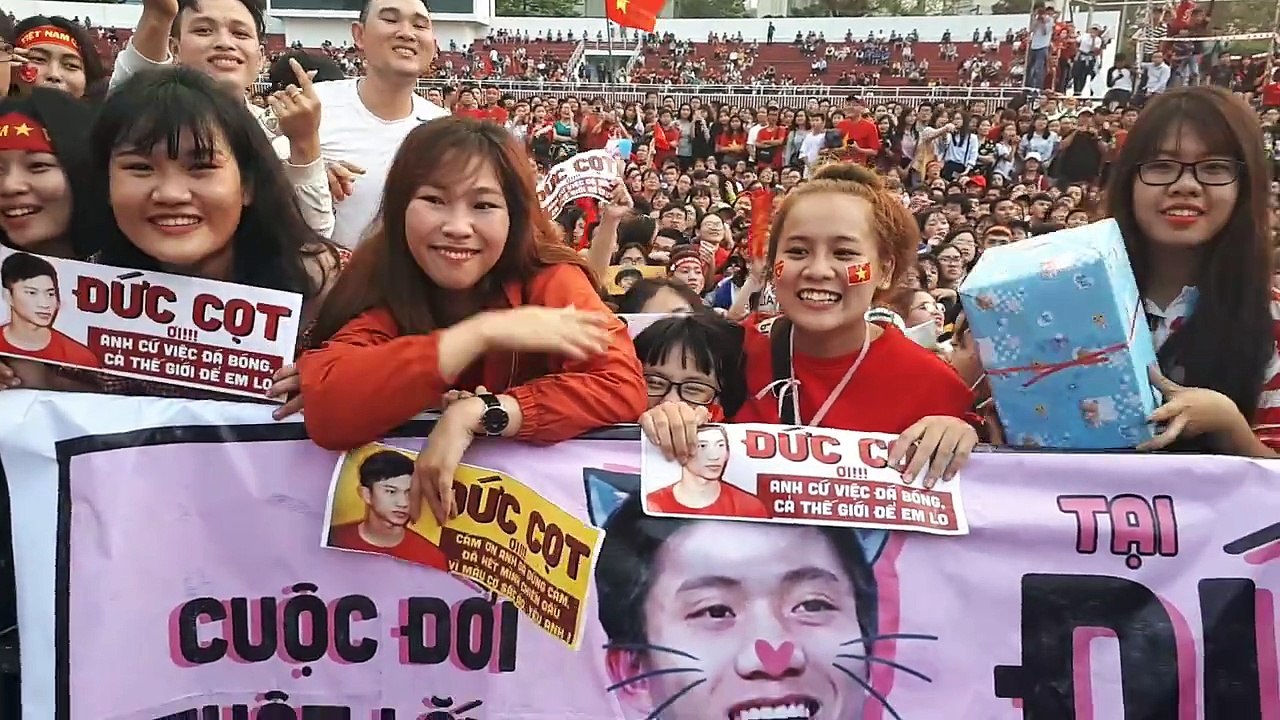 Các FAN nữ cuồng Tiền Vệ Phan Văn Đức