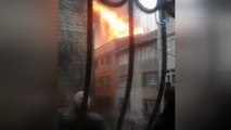 Kasımpaşa’da çatı alev alev yandı, mahalleli sokağa döküldü