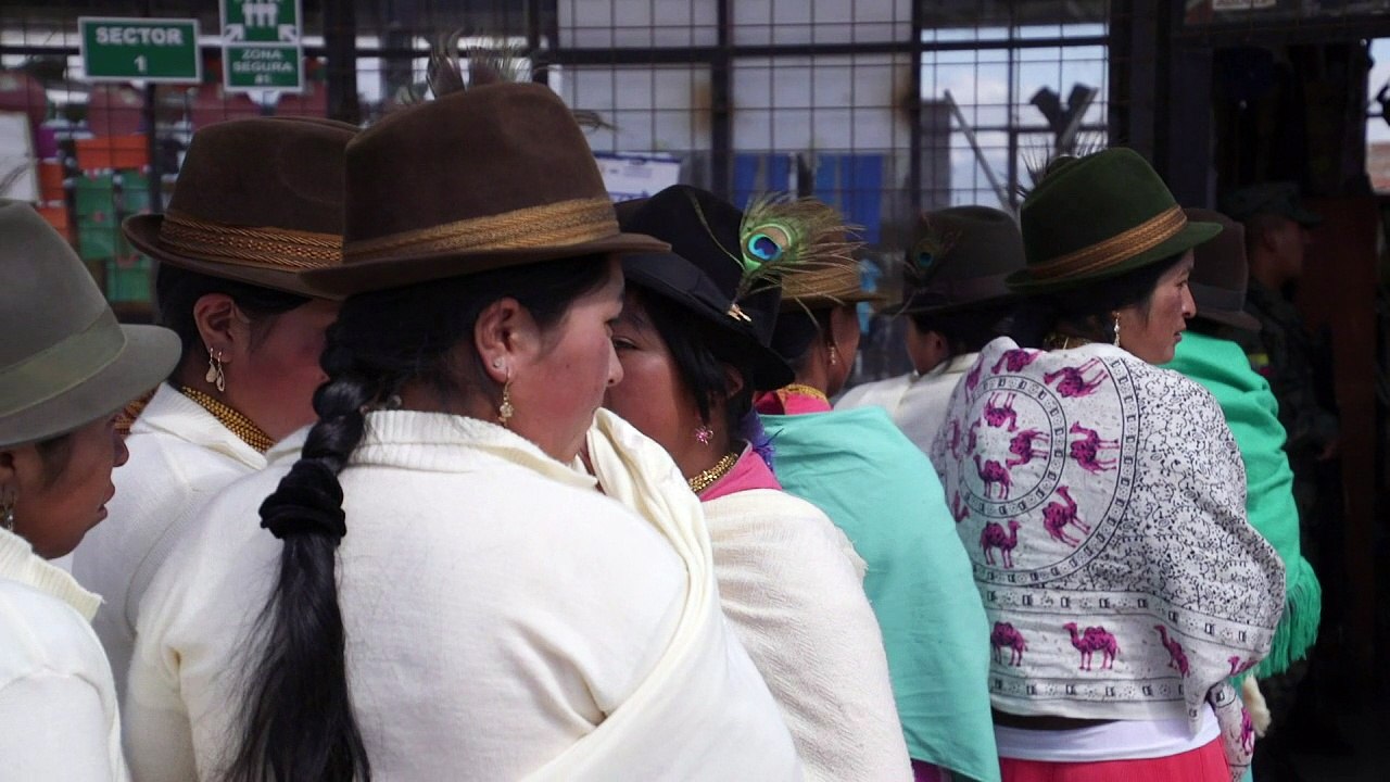 Ecuatorianos votan en referendo sobre el futuro de Correa