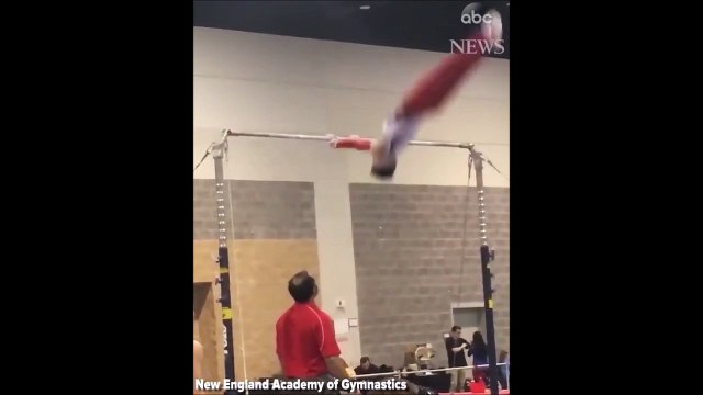 Ce coach sauve la vie d'un jeune gymnaste en le rattrapant de justesse... Joli réflexe