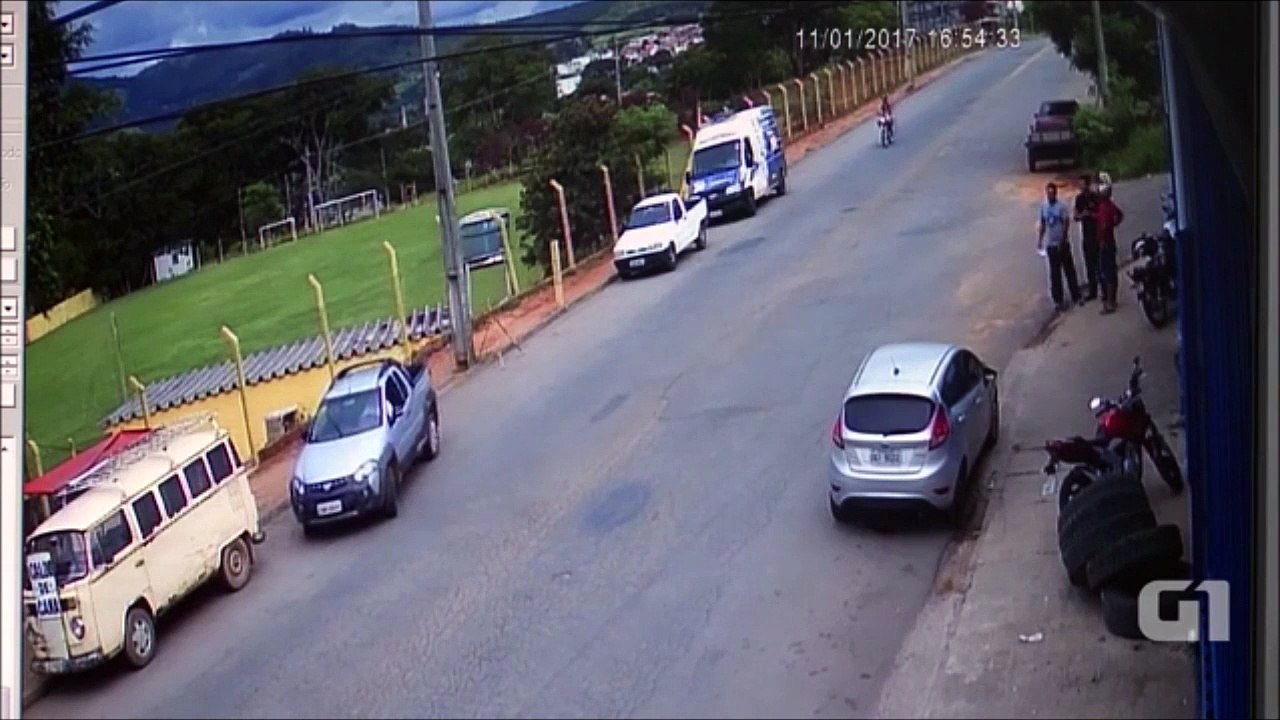 Un gars en scooter va se prendre une voiture à pleine vitesse et s'en sortir miraculeusement