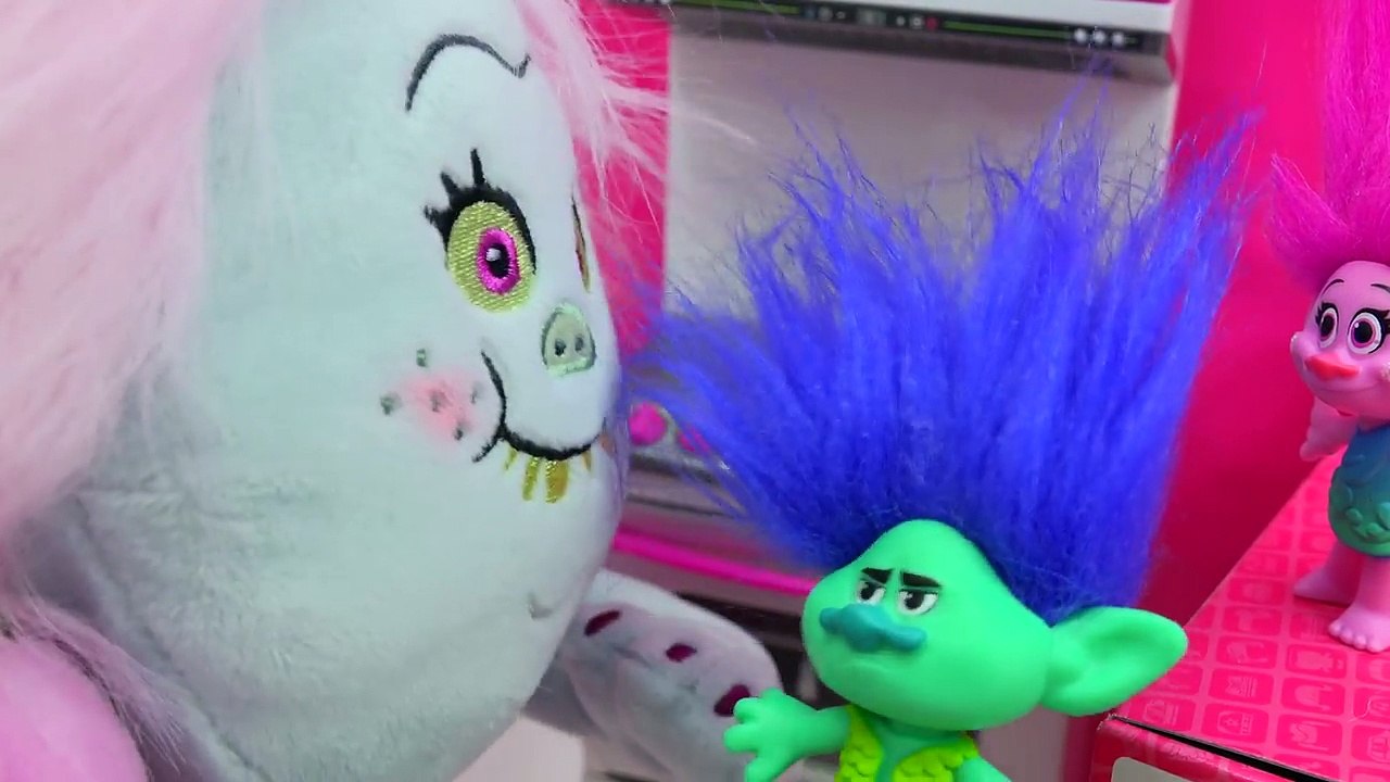 Trolls Poppy & Branch & Bergen Bridget Bakes Angel Food Cake For King Gristle Date