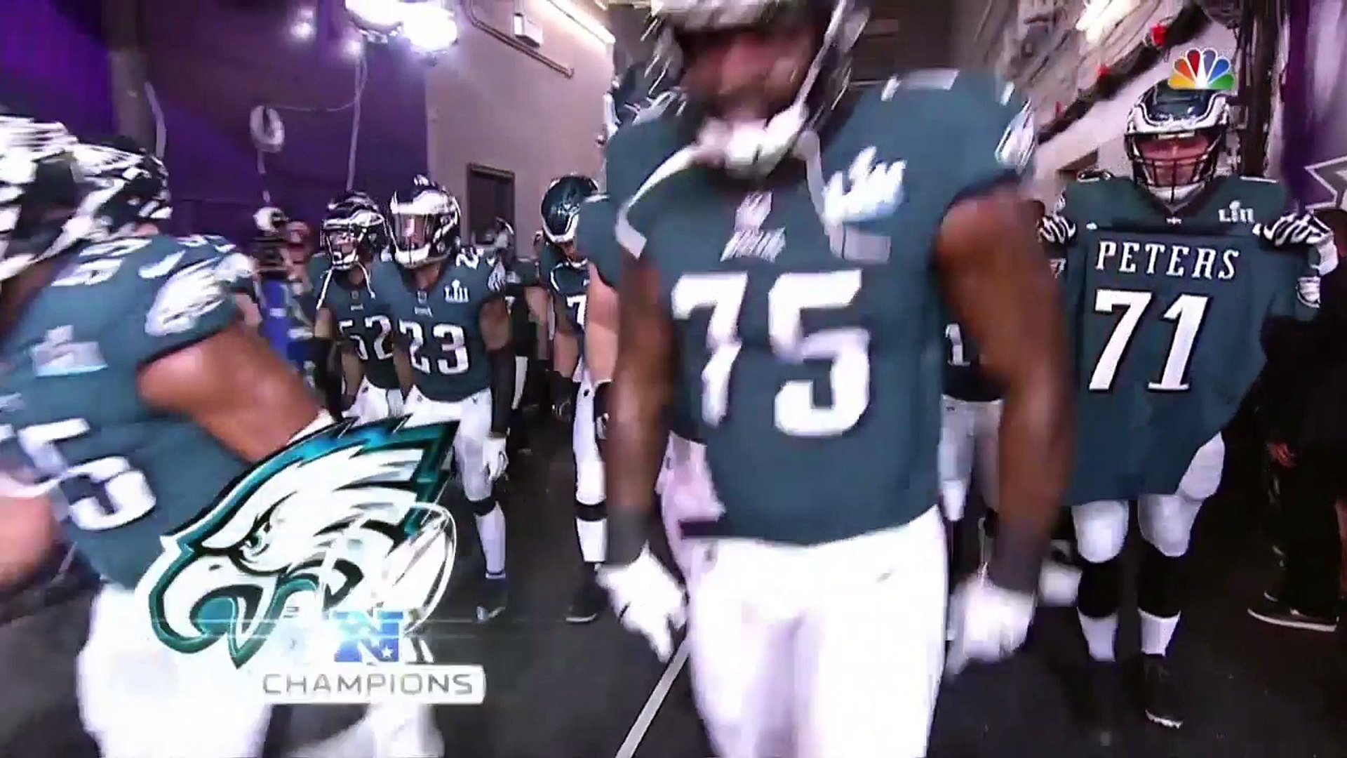Lane Johnson carries Jason Peters' jersey out as Eagles take the field -  video Dailymotion