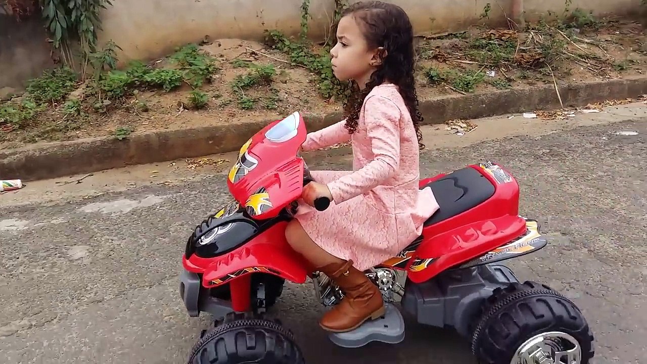 Fui até a casa da Tia Dani de Motoca