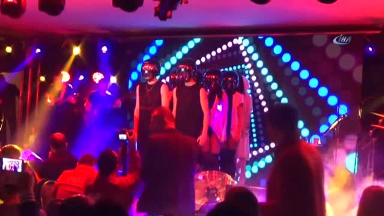 Hande Yener: "Gündemde Şehitlerden Başka Bir Şey Olmamalı"