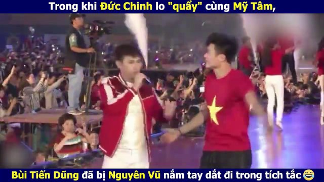 Trong khi Đức Chinh lo quẩy cùng Mỹ Tâm, Bùi Tiến Dũng đã bị Nguyên Vũ nắm tay dắt đi trong tích tắc