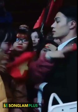 Dân mạng ráo riết truy lùng danh tính chàng cảnh sát gây bão trong lễ đón U23 tại Nghệ An