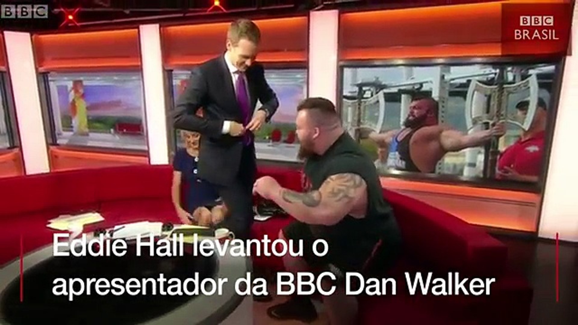 Homem mais forte do mundo usa apresentador da BBC como peso em programa ao vivo