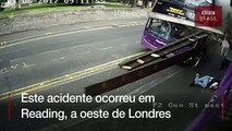 Homem é atingido por ônibus descontrolado, mas escapa com ferimentos leves