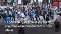 O homem que converte carros a gasolina em elétricos em uma das cidades mais poluídas do mundo