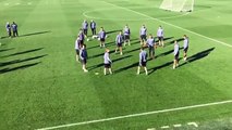 Que pontaria... Goleiro do Real Madrid interrompe vídeo na arquibancada com chute em treino