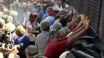 Idosos gregos tentam virar ônibus da polícia em protesto por cortes em aposentadoria