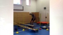 Vídeo de adolescente fazendo acrobacias impressionantes em escola viraliza
