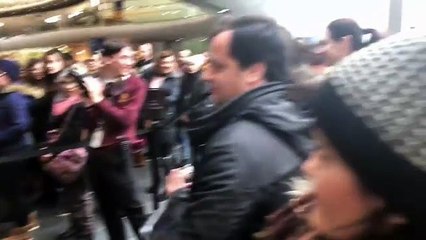 Ce Pauvre mec s’est pris pour Harry Potter en voulant traverser le mur de la gare de King’s Cross pour rejoindre la voie  9¾ ! malheureusement pour lui, ça n’a pas marché…