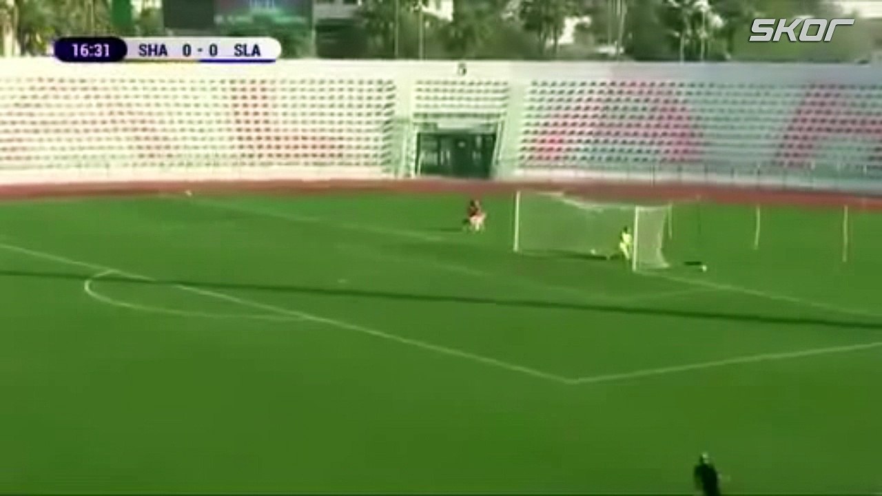 Miroslav Stoch orta sahadan gol attı