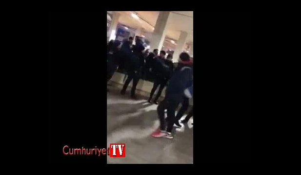 Galatasaray taraftarının protestosuna Arda Turan gülerek karşılık verdi