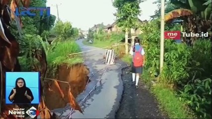 Tải video: Jalan Penghubung di Banjarnegara Ambles Sepanjang 20 Meter