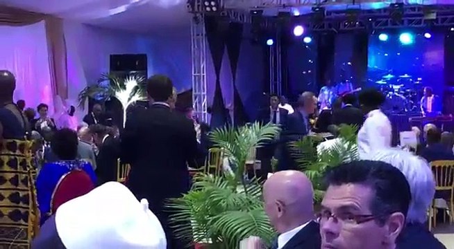 Brigitte et Emmanuel Macron dansent au Sénégal