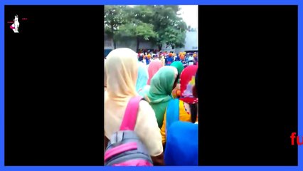 بابے کے کام دیکھیں کیا کر رہا ہے بھری عوام میں