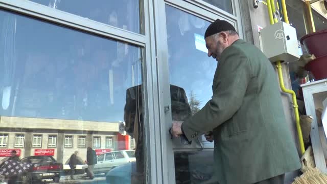 Baba Yadigarı Dükkanda 73 Yıldır Ayakkabı Tamir Ediyor