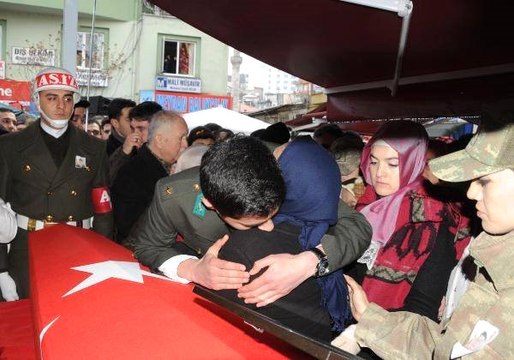 Afrin Şehidi Üsteğmen, El-Bab Şehidinin Cenaze Törenine Katılıp Annesini Teselli Etmiş