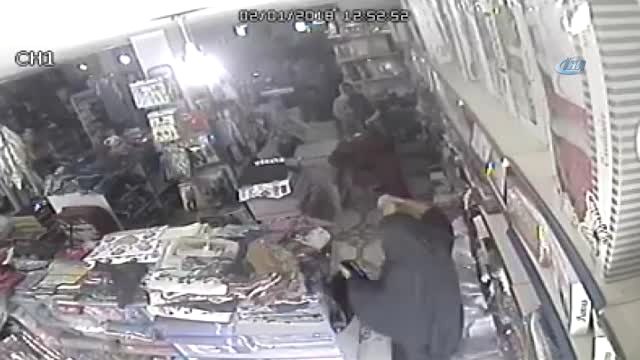 Tanınmamak İçin Çarşaf Giyen Hırsız Kamerada