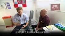 Príncipe Harry faz teste de HIV diante de câmera ao vivo