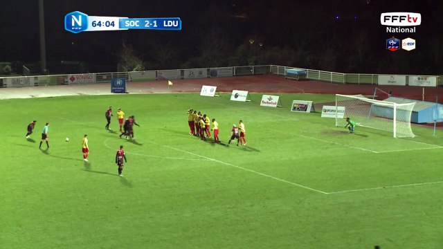 Le coup franc frôle le poteau !