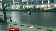 Mãe e filho são salvos após carro cair em canal de Amsterdã