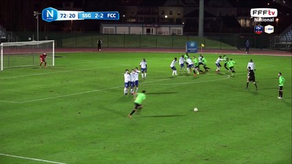 La tête de DOUCOURE passe au dessus.