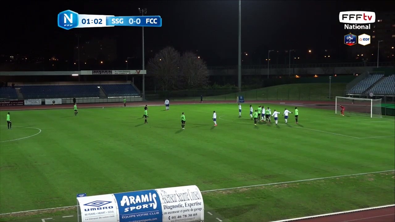 Le coup franc est directement dans les bras du gardien.