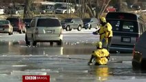 Lago congelado usado como estacionamento derrete e dezenas de carros afundam