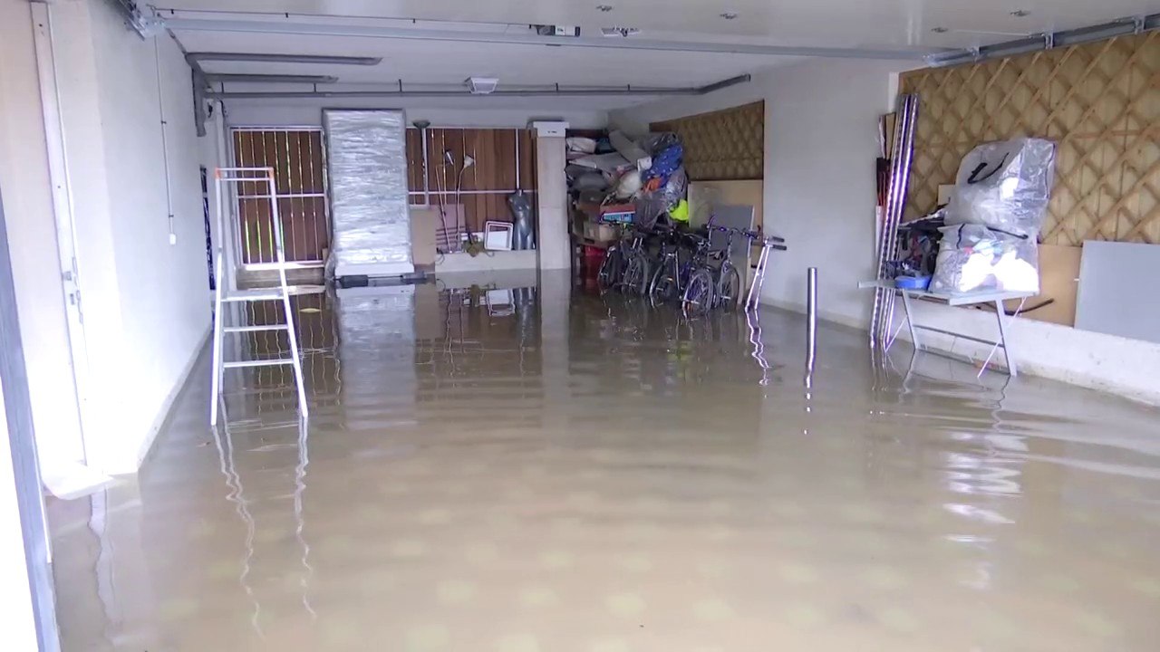 "On est obligé de rester pour que la maison ne soit pas pillée" La galère à Bry-sur-Marne après les inondations