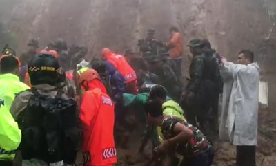 Detik-Detik Evakuasi Jenazah Korban Longsor Puncak