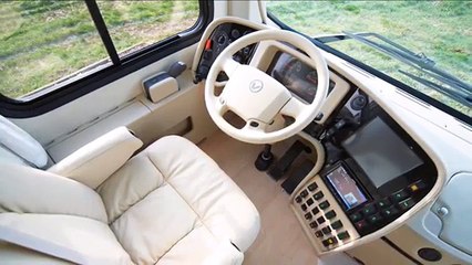 නිදන කාමර විසිත්ත කාමර කුස්සියක් ගරාජයක් සහිත සුපිරි රථය මෙන්න