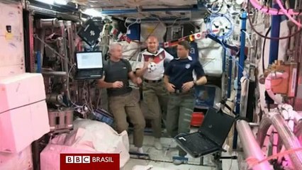 No espírito da Copa, astronautas batem bola em órbita