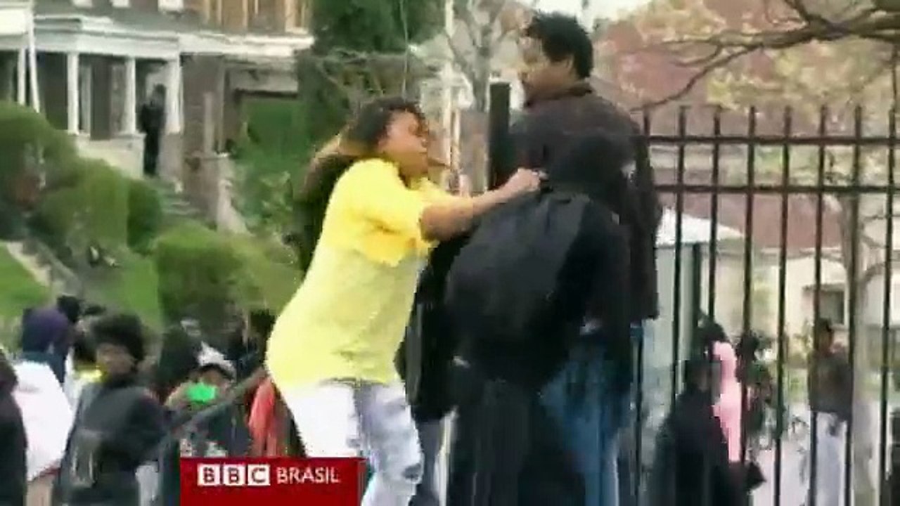 Mulher tira filho à força de protesto em Baltimore