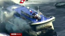 Imagens mostram resgate de passageiros de balsa que pegou fogo