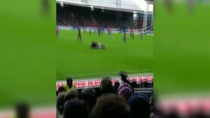 Un streaker s’asperge de bière et se fait méchamment plaquer