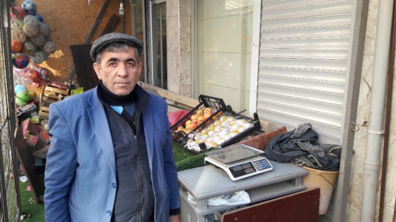 Polis Yeleği Giyip, Marketten Sigara ve Para Aldılar