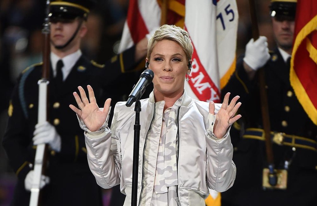 Super Bowl: Pink explique son geste avant sa performance