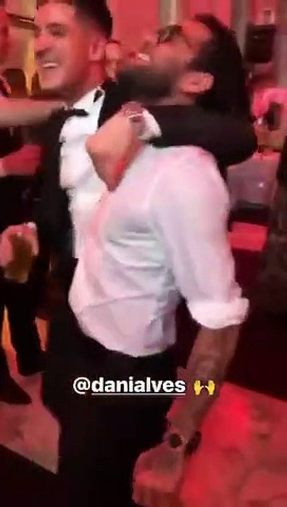 Yuri Berchiche complètement bourré en boite