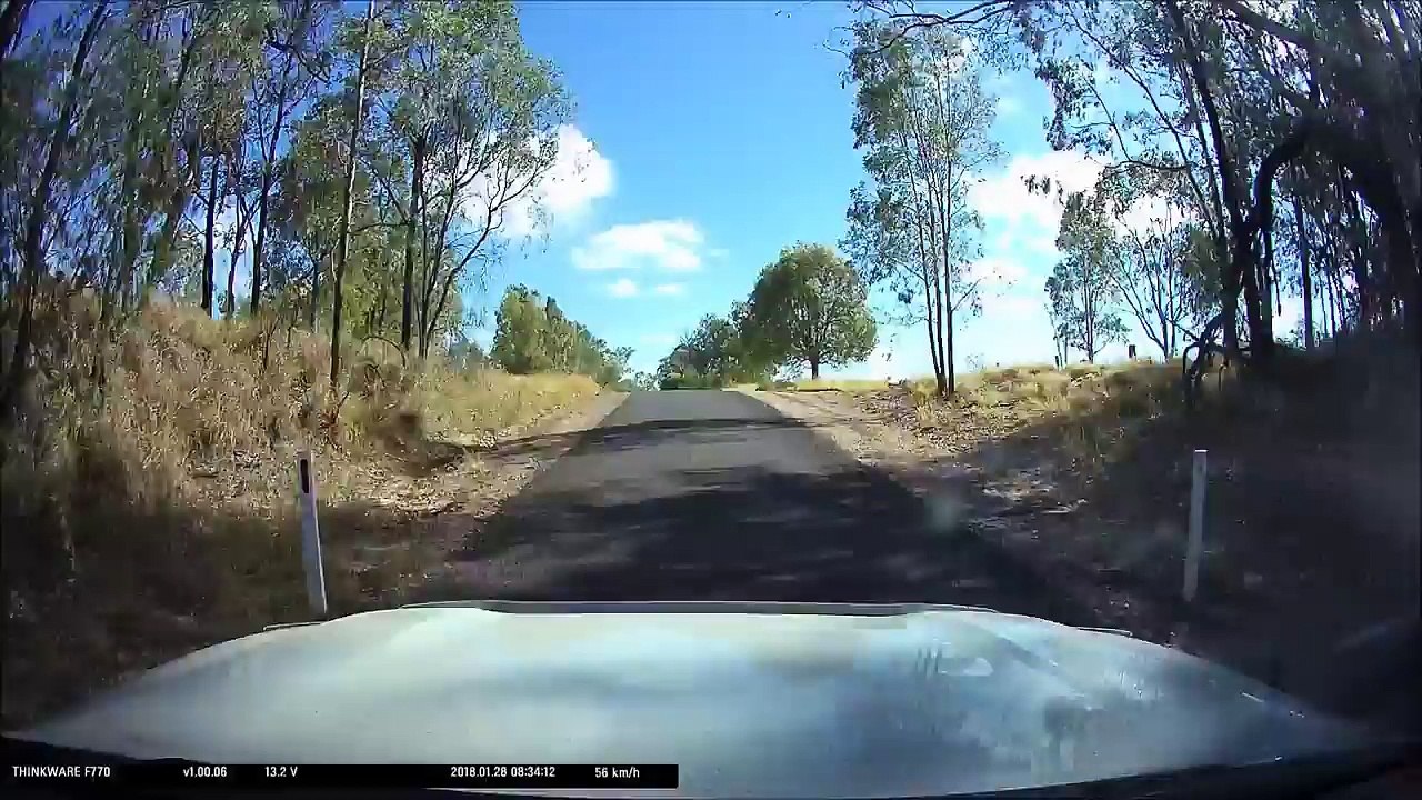Une voiture prend le risque de doubler sur route à sens unique