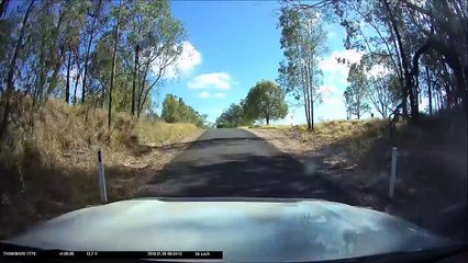 Une voiture prend le risque de doubler sur route à sens unique