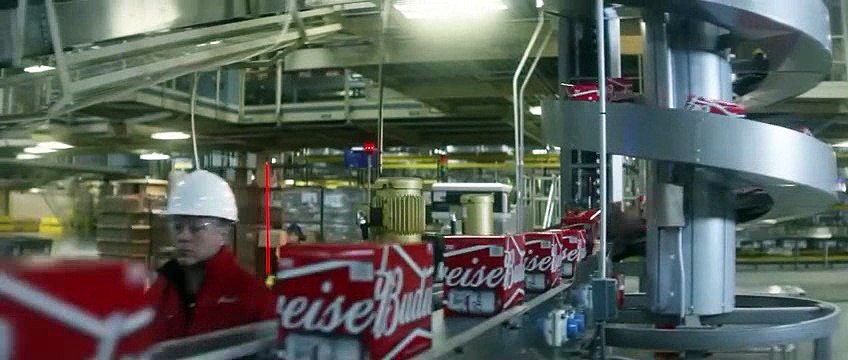 Budweiser produit de l'eau au lieu de bière pour les réfugiés de catastrophes - Publicité Super Bowl 2018 !