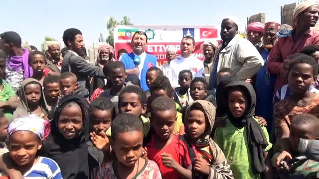 - Kumbara kumbara toplandı, parsel parsel yükseliyor- Ankara’da imam hatip liselileri, topladıkları parayla Etiyopya’da yetimler için eğitim külliyesi yaptırıyor- Binaları hızla yükselen külliye daha şimdiden yetim çocukların u...