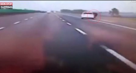 Après une dispute, une femme se jette de la voiture de son petit-ami en pleine route (vidéo)