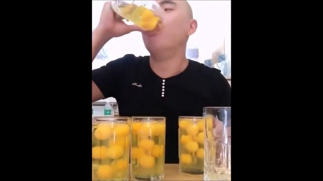 Ce fou furieux gobe 50 oeufs crus en une seule fois !